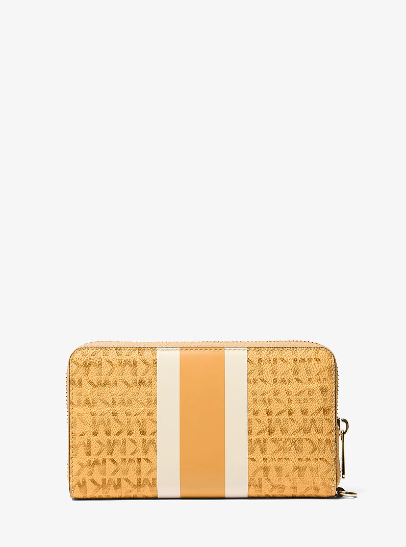 Carteira para Celular Michael Kors Jet Set Travel Large Striped Signature Logo Smartphone Wallet, Lona com Logo Signature, cor Honeywheat (Dourado Acastanhado), detalhe do material | Original Exports