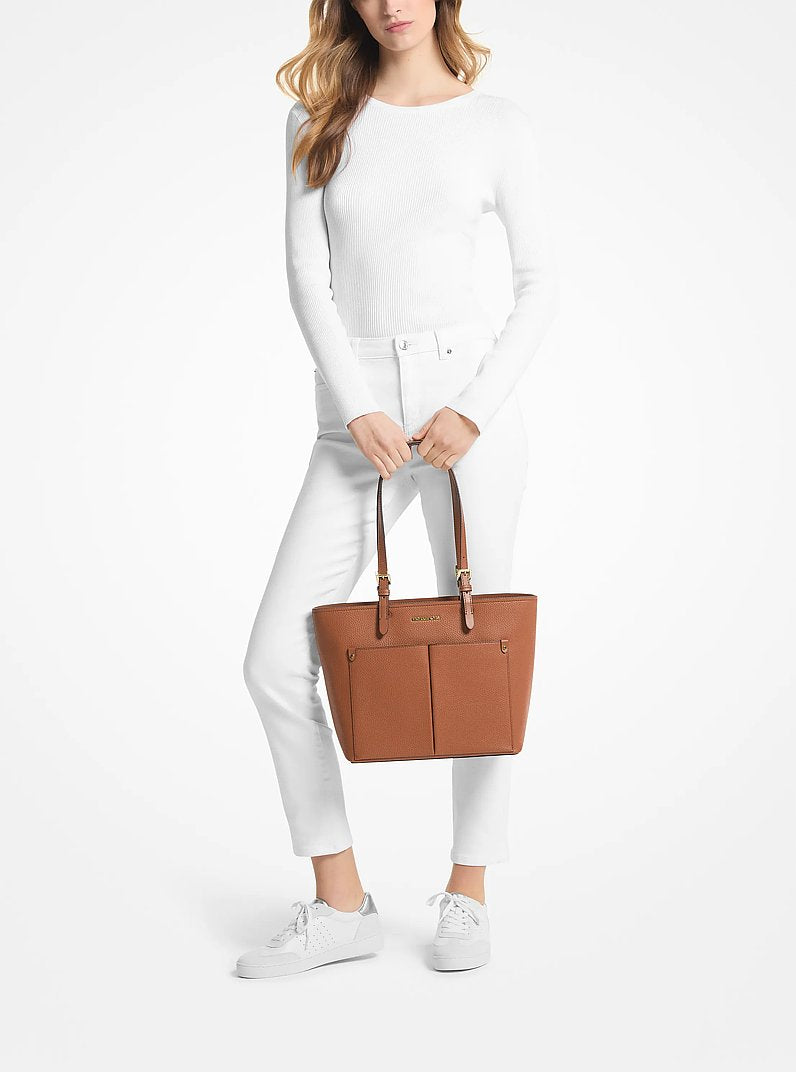 Bolsa Michael Kors Jet Set Medium Pocket Tote Bag, Couro Vegano, cor Luggage (Castanho Claro), detalhe do material | Original Exports