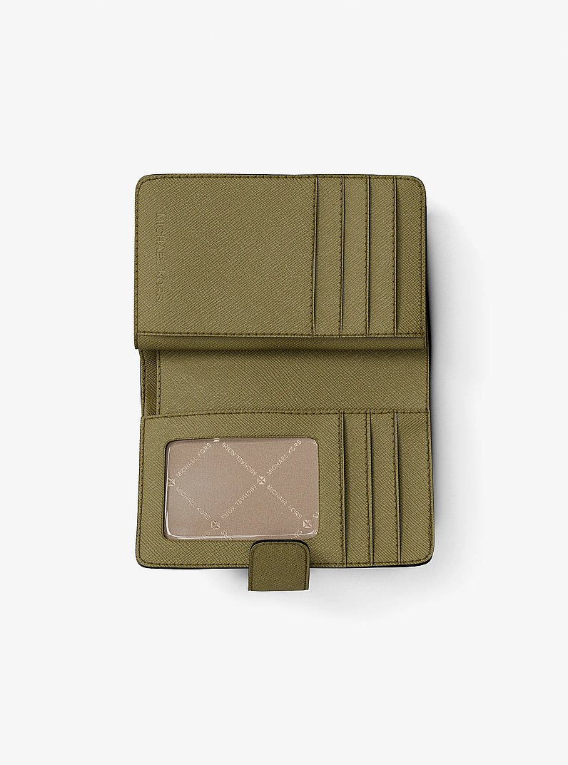 Carteira Michael Kors Medium Crossgrain Leather Wallet, Couro Crossgrain, cor Oregano (Verde Musgo), vista lateral | Original Exports