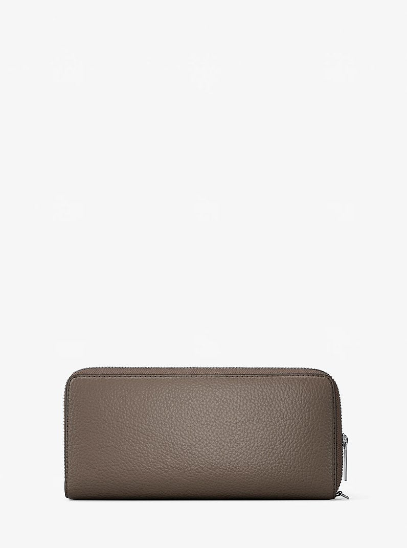 Carteira Michael Kors Large Pebbled Leather Continental Wallet, Couro Pebbled, cor Mushroom (Cinza Acastanhado), detalhe do material | Original Exports