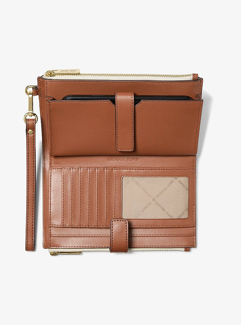 Carteira para Celular Michael Kors Jet Set Travel Signature Logo Smartphone Wallet, Lona com Logo Signature, cor Vanilla (Bege Claro), vista lateral | Original Exports