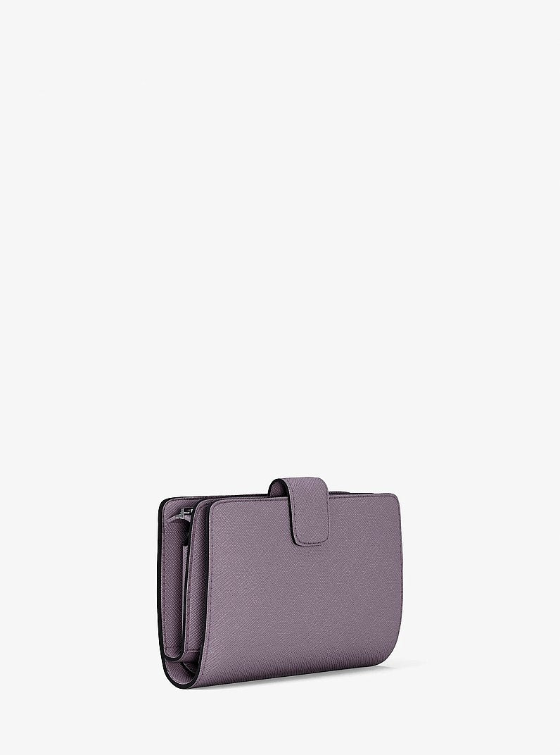 Carteira Michael Kors Medium Saffiano Leather Wallet, Couro Saffiano, cor Lilás, detalhe do material | Original Exports