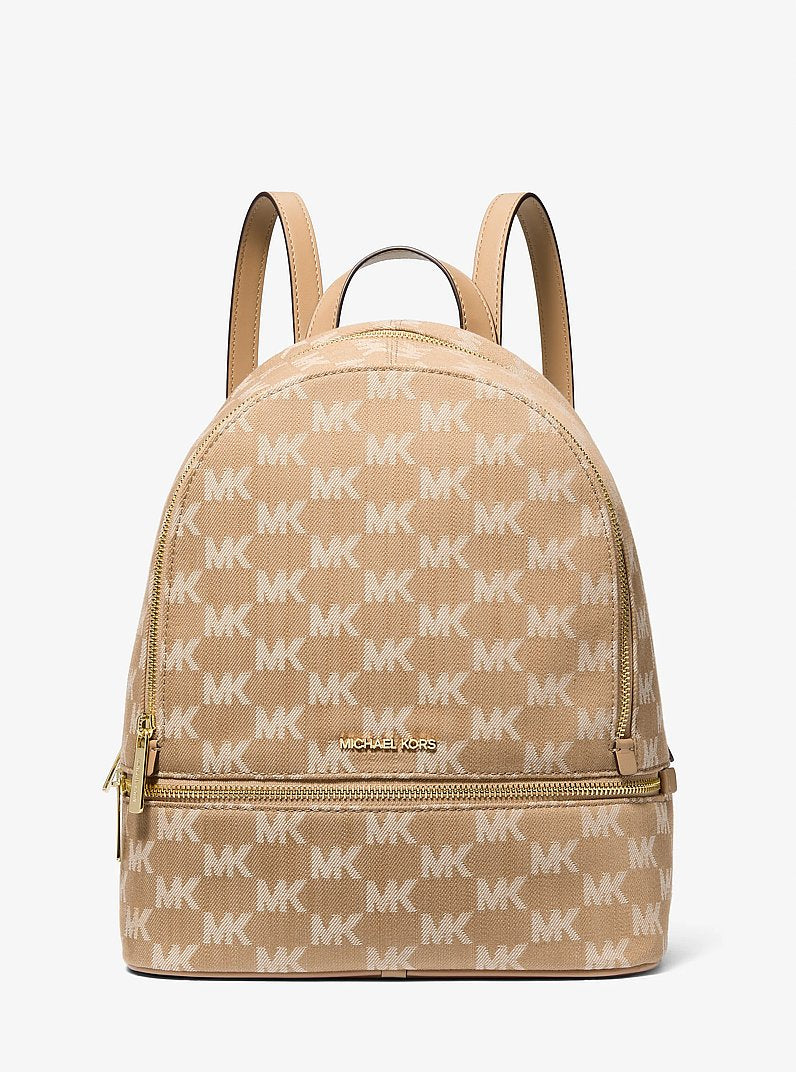 Mochila Michael Kors Rhea Medium Logo Jacquard Denim Backpack, Jacquard com Logo em Denim, cor Camel, vista frontal | Original Exports
