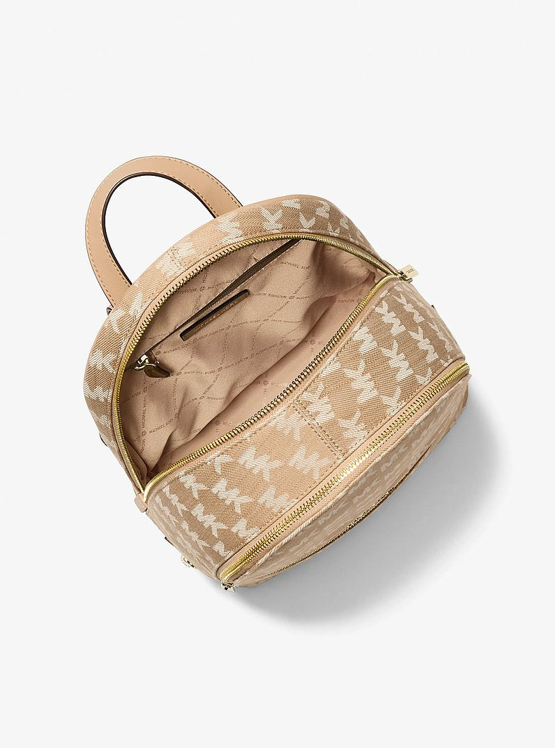 Mochila Michael Kors Rhea Medium Logo Jacquard Denim Backpack, Jacquard com Logo em Denim, cor Camel, vista lateral | Original Exports