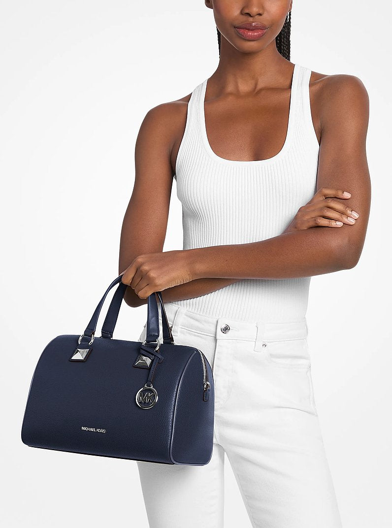 Bolsa Michael Kors Grayson Medium Pebbled Leather Duffel Crossbody Bag, Couro Pebbled, cor Azul Marinho, detalhe do material | Original Exports