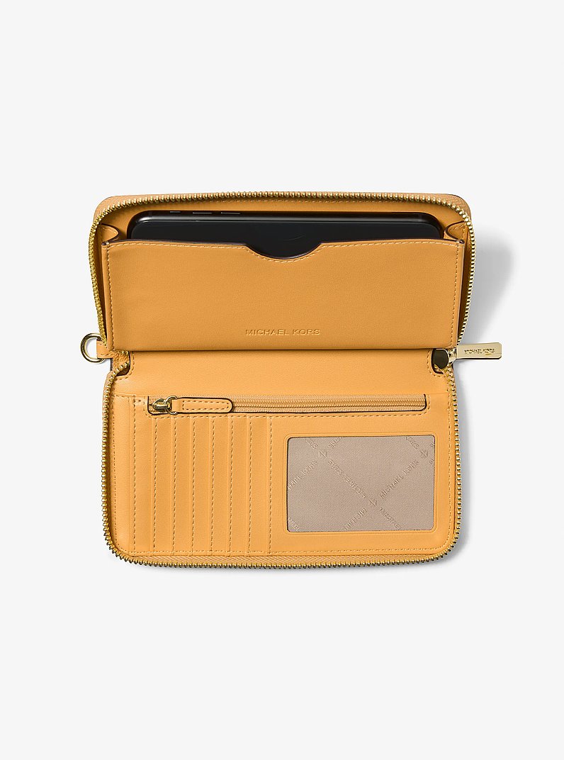 Carteira para Celular Michael Kors Jet Set Travel Large Striped Signature Logo Smartphone Wallet, Lona com Logo Signature, cor Honeywheat (Dourado Acastanhado), vista lateral | Original Exports