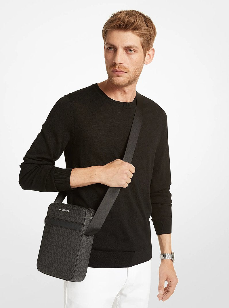 Bolsa Michael Kors Cooper Signature Logo Flight Bag, Lona com Logo Signature, cor Preto, detalhe do material | Original Exports