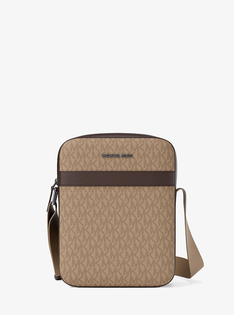 Bolsa Michael Kors Cooper Signature Logo Flight Bag, Lona com Logo Signature, cor Camel, vista frontal | Original Exports