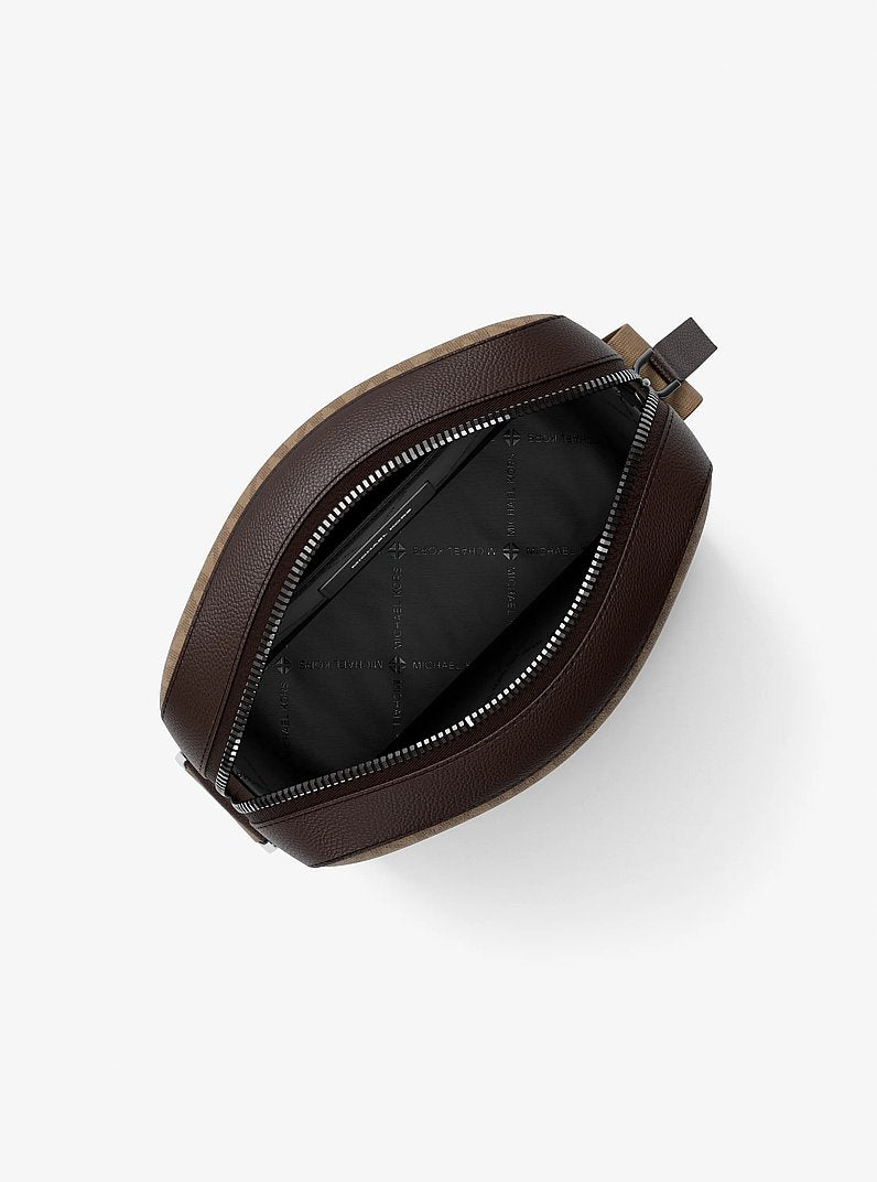 Bolsa Michael Kors Cooper Signature Logo Flight Bag, Lona com Logo Signature, cor Camel, vista lateral | Original Exports