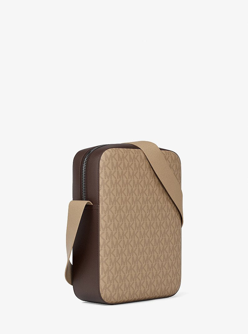 Bolsa Michael Kors Cooper Signature Logo Flight Bag, Lona com Logo Signature, cor Camel, detalhe do material | Original Exports