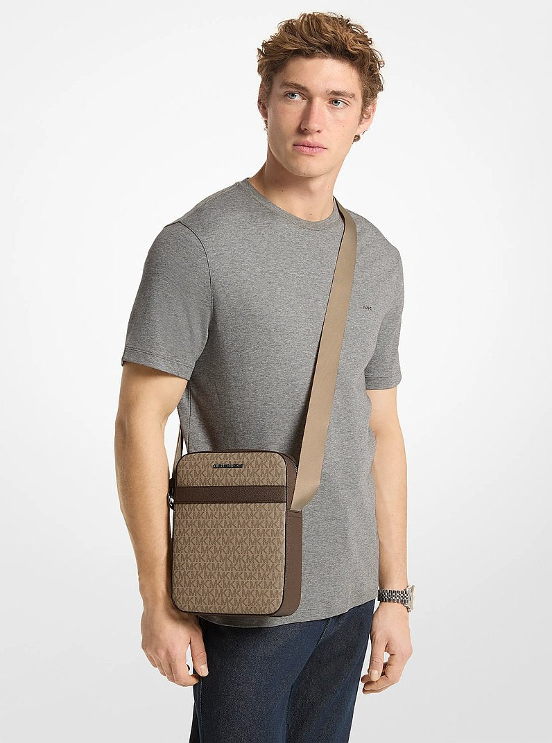 Bolsa Michael Kors Cooper Signature Logo Flight Bag, Lona com Logo Signature, cor Camel, vista interna | Original Exports
