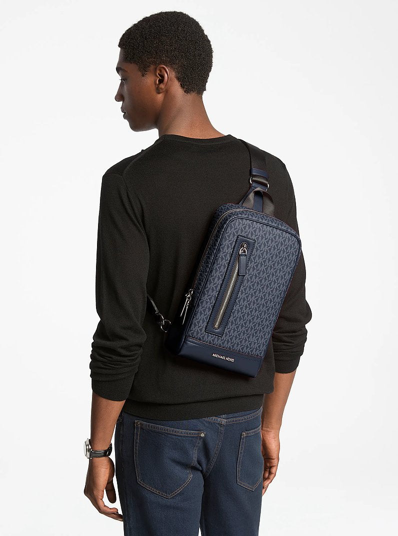 Bolsa Michael Kors Cooper Signature Logo Sling Pack, Lona com Logo Signature, cor Admiral/Azul Claro, detalhe do material | Original Exports