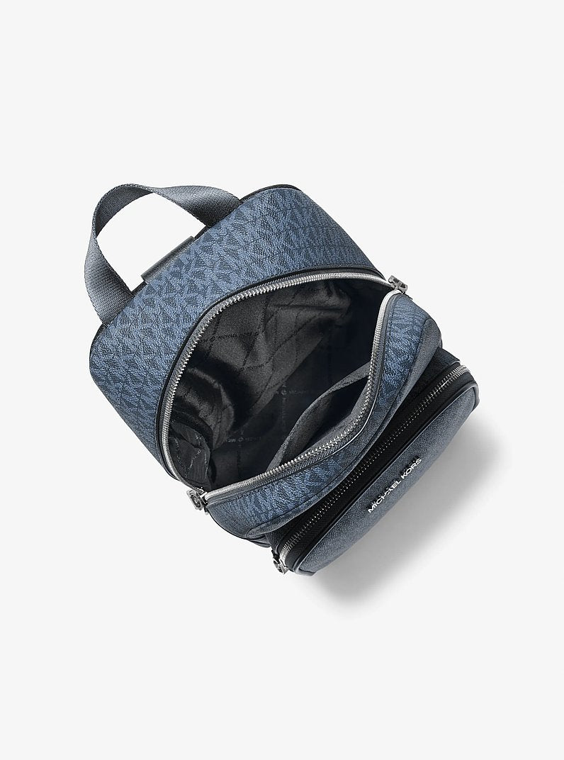 Bolsa Michael Kors Cooper Logo Sling Pack, Lona com Logo Signature, cor Admiral/Azul Claro, vista lateral | Original Exports