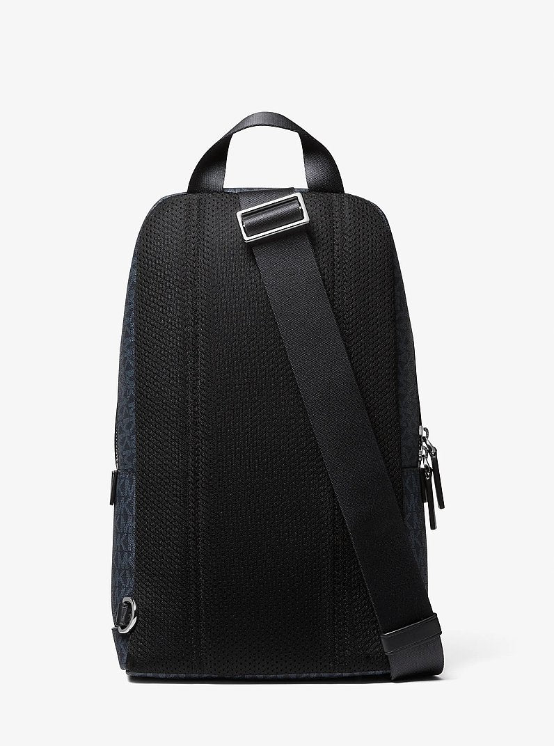 Bolsa Michael Kors Cooper Logo Sling Pack, Lona com Logo Signature, cor Admiral/Azul Claro, detalhe do material | Original Exports