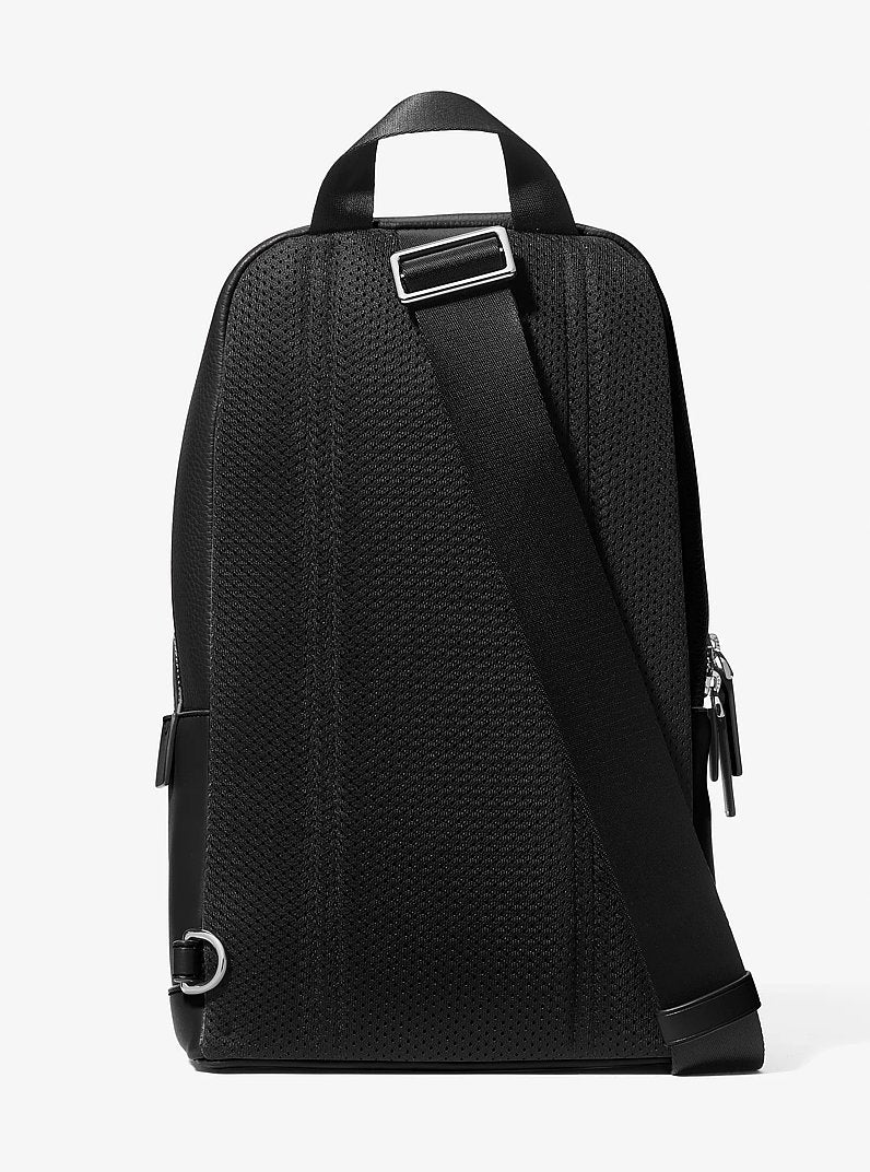 Bolsa Michael Kors Cooper Pebbled Leather Sling Pack, Couro Pebbled, cor Preto, detalhe do material | Original Exports