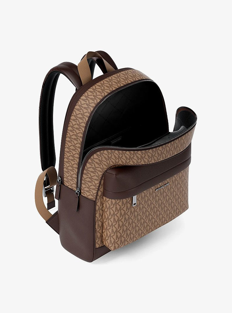 Mochila Michael Kors Pacey Medium Signature Logo Backpack, Lona com Logo Signature, cor Camel, vista lateral | Original Exports