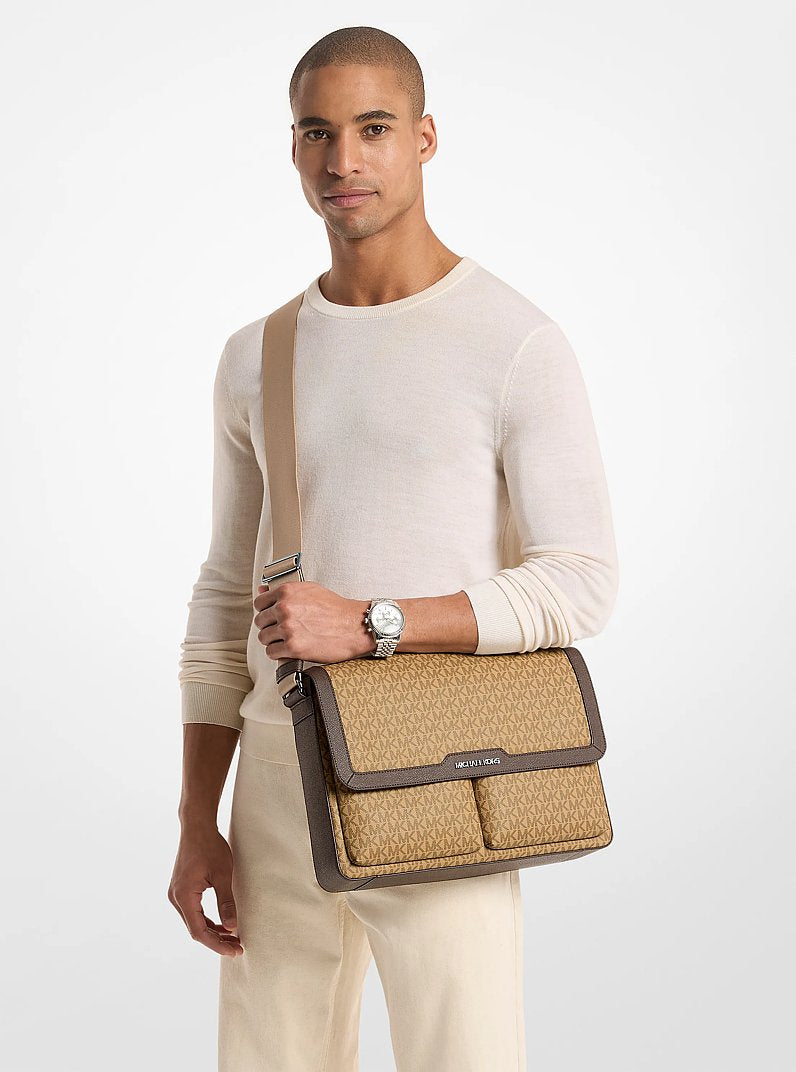 Bolsa Michael Kors Pacey Medium Signature Logo Messenger Bag, Lona com Logo Signature, cor Camel, detalhe do material | Original Exports