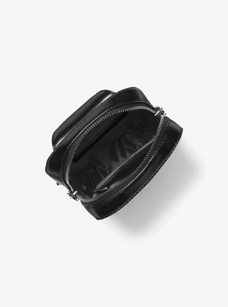 Bolsa Michael Kors Cooper Medium Signature Logo Sling Pack, Lona com Logo Signature, cor Branco Vivo, vista lateral | Original Exports