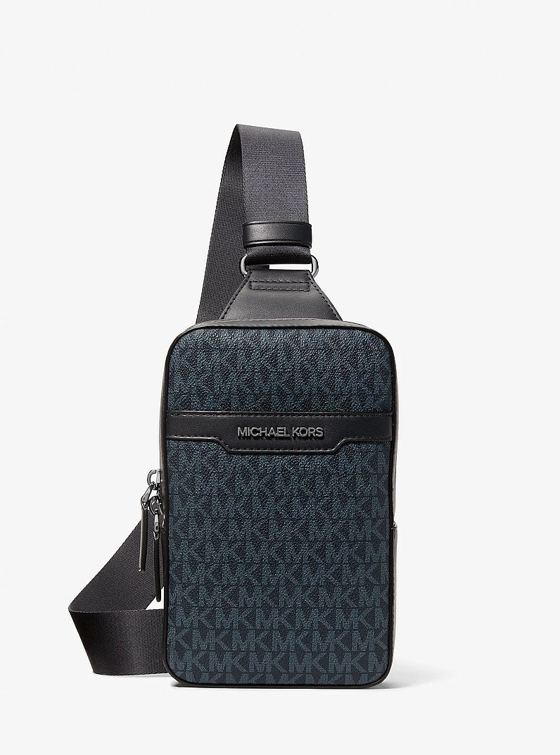 Bolsa Michael Kors Cooper Medium Signature Logo Sling Pack, Lona com Logo Signature, cor Admiral/Azul Claro, vista lateral | Original Exports