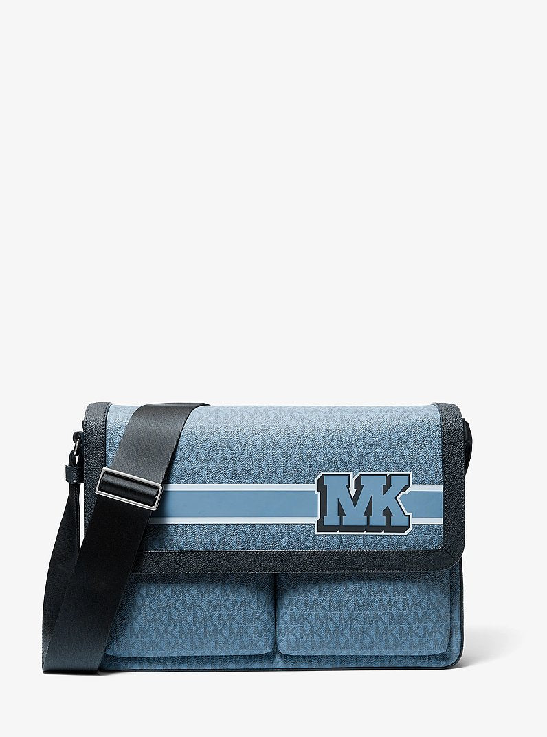 Bolsa Michael Kors Pacey Embellished Signature Logo Messenger Bag, Lona com Logo Signature, cor Jeans (Denim), vista frontal | Original Exports
