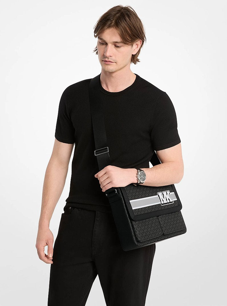 Bolsa Michael Kors Pacey Embellished Signature Logo Messenger Bag, Lona com Logo Signature, cor Preto Combo, detalhe do material | Original Exports