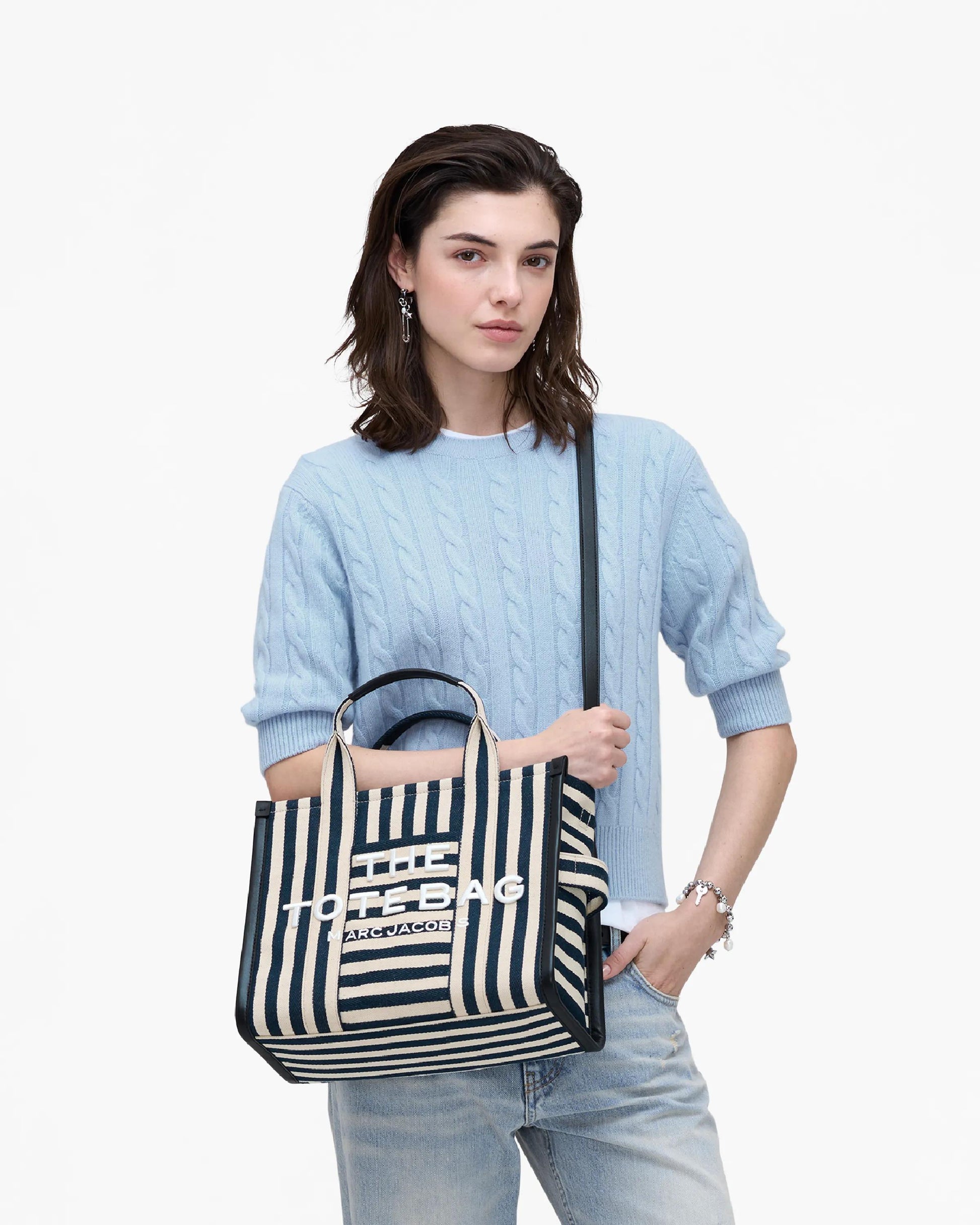 Bolsa Marc Jacobs The Stripe Canvas Medium Tote Bag, Lona de Algodão pesada com acabamento em couro, cor Azul Mar Multicolor, vista lateral | Original Exports