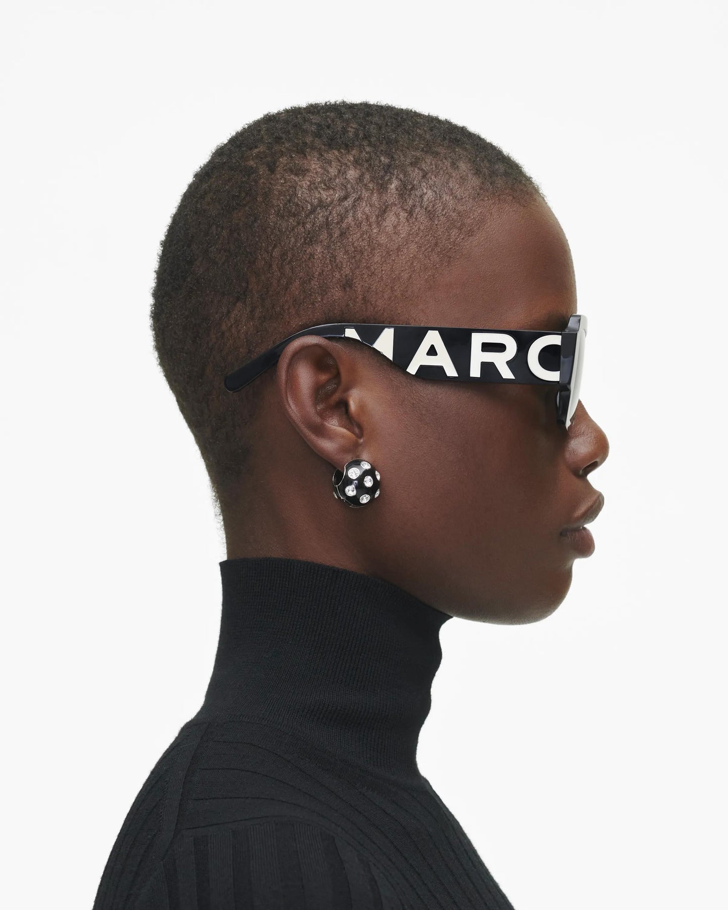 Óculos de Sol Marc Jacobs The Bold Logo Square Sunglasses, Acetato, cor Preto/Branco, detalhe da armação | Original Exports