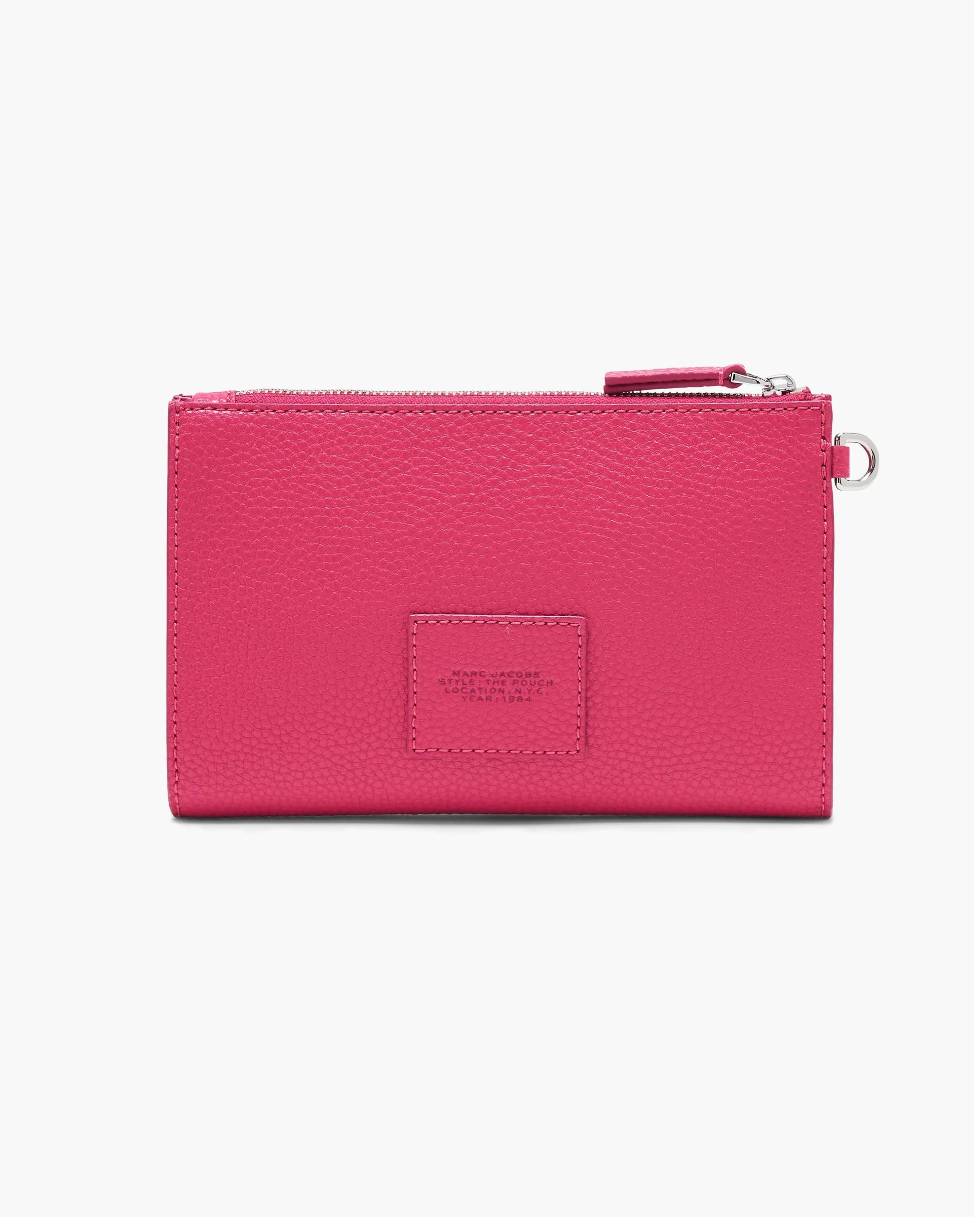 Pochete Marc Jacobs The Leather Pouch, Couro Martelado, cor Rosa Framboesa, vista lateral | Original Exports