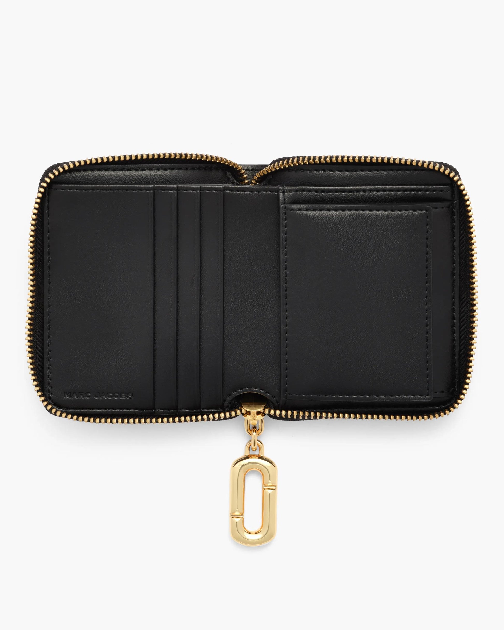 Carteira Marc Jacobs Scene Slim Compact Wallet, Couro Legítimo Liso, cor Preto, vista lateral | Original Exports