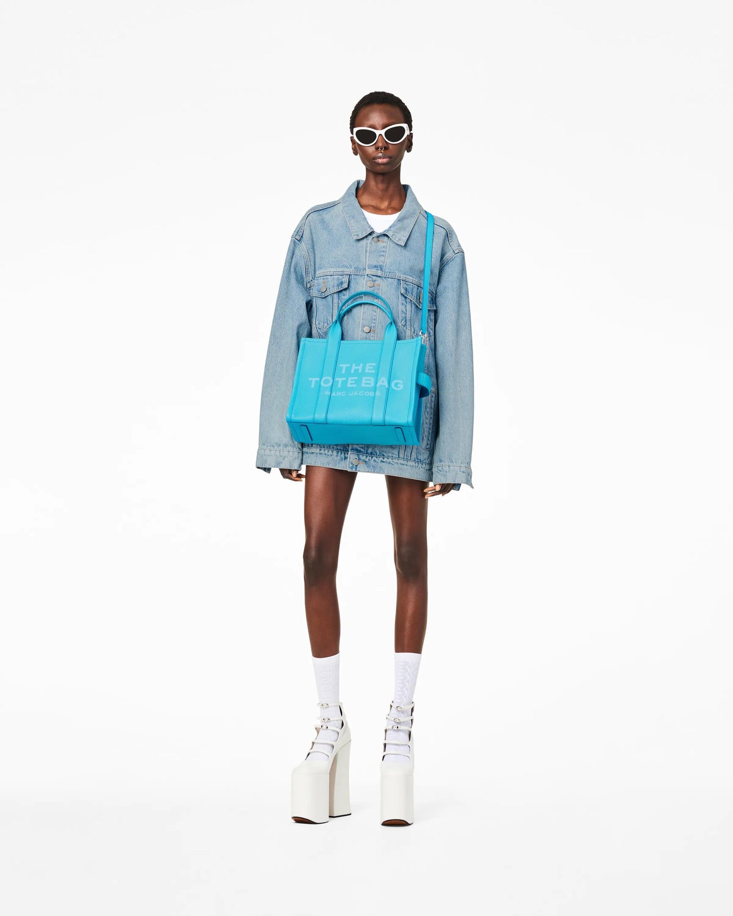 Bolsa Marc Jacobs The Leather Medium Tote Bag, Couro Legítimo, cor Azul Piscina, vista lateral | Original Exports