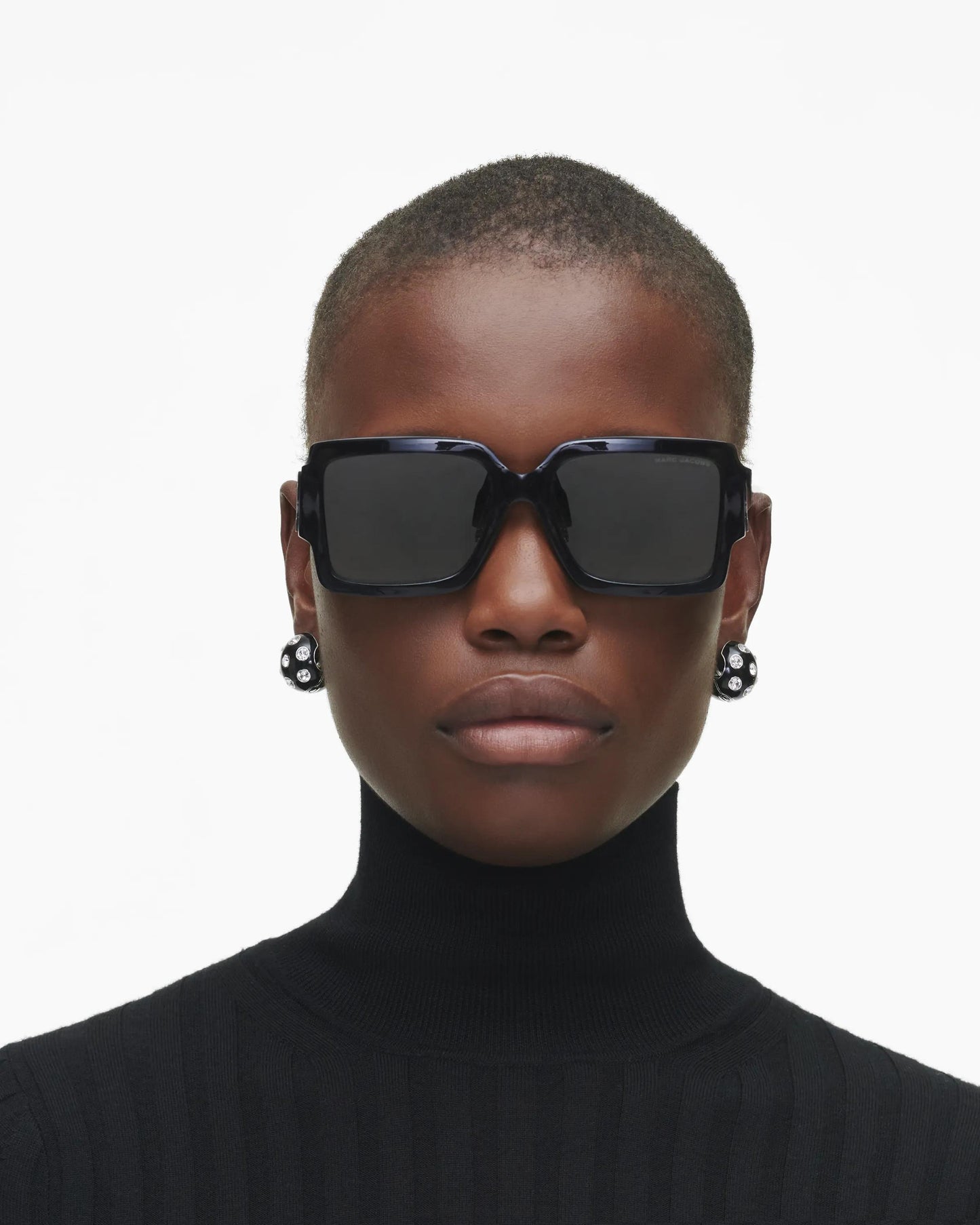 Óculos de Sol Marc Jacobs The Bold Logo Square Sunglasses, Acetato, cor Preto/Branco, vista lateral | Original Exports