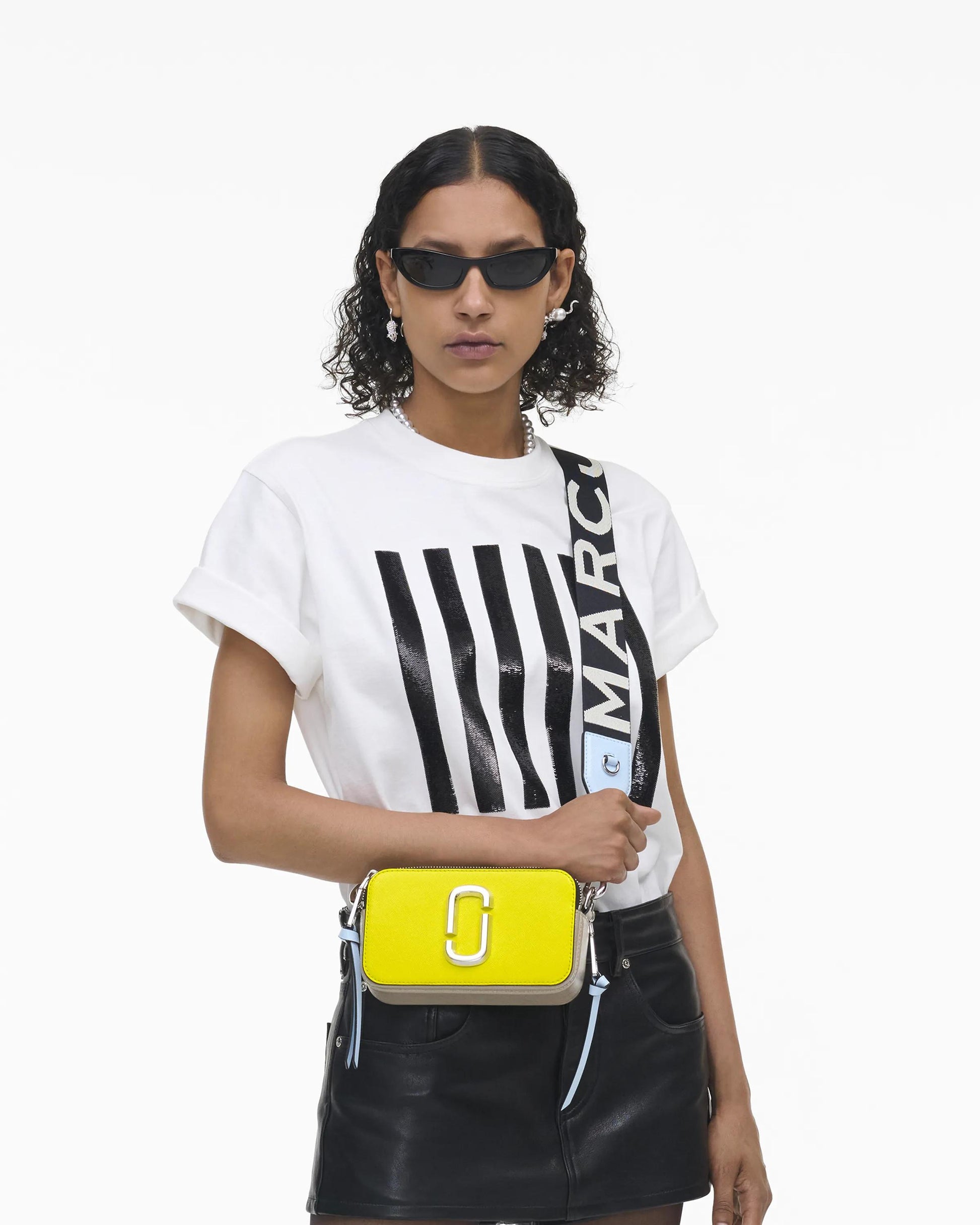 Bolsa Marc Jacobs The Snapshot Jacquard, Tecido Jacquard Estampado, cor Amarelo Margarida, vista lateral | Original Exports