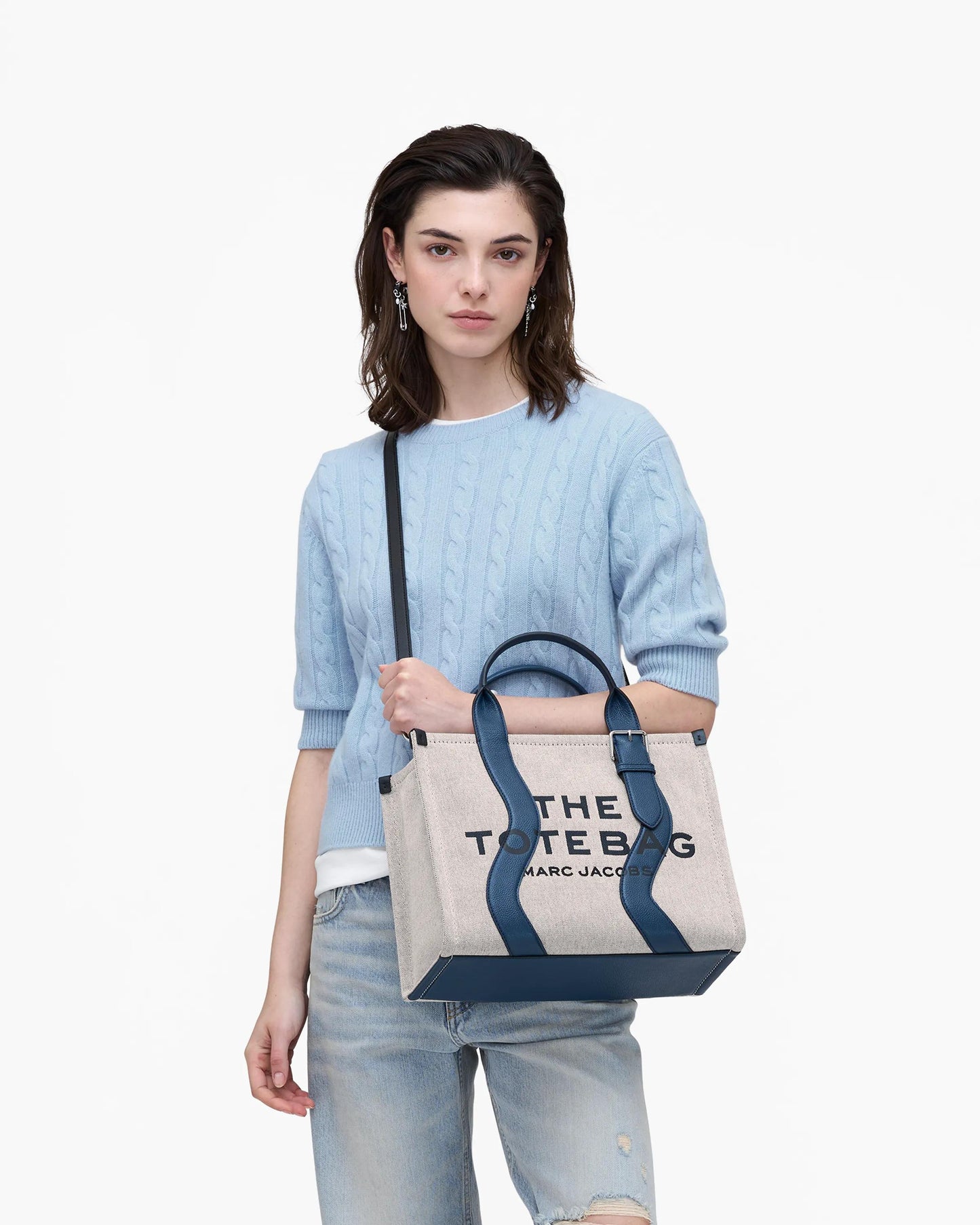 Bolsa Marc Jacobs The Wavy Canvas Medium Tote Bag, Lona de Algodão com acabamento em couro, cor Marfim/Azul Marinho, vista lateral | Original Exports