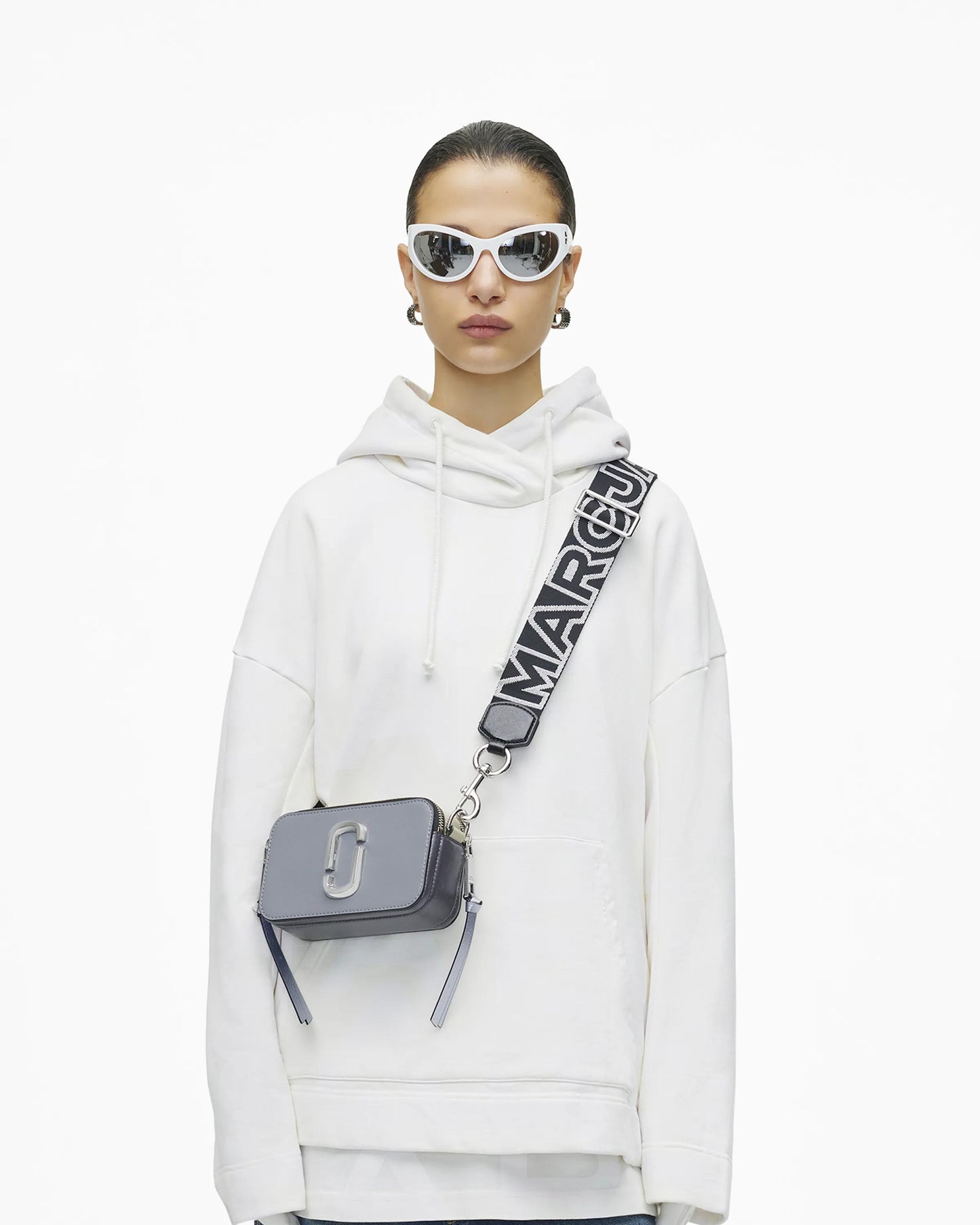 Bolsa Marc Jacobs The Snapshot Jacquard, Tecido Jacquard Estampado, cor Cinza Lobo Multicolor, vista lateral | Original Exports