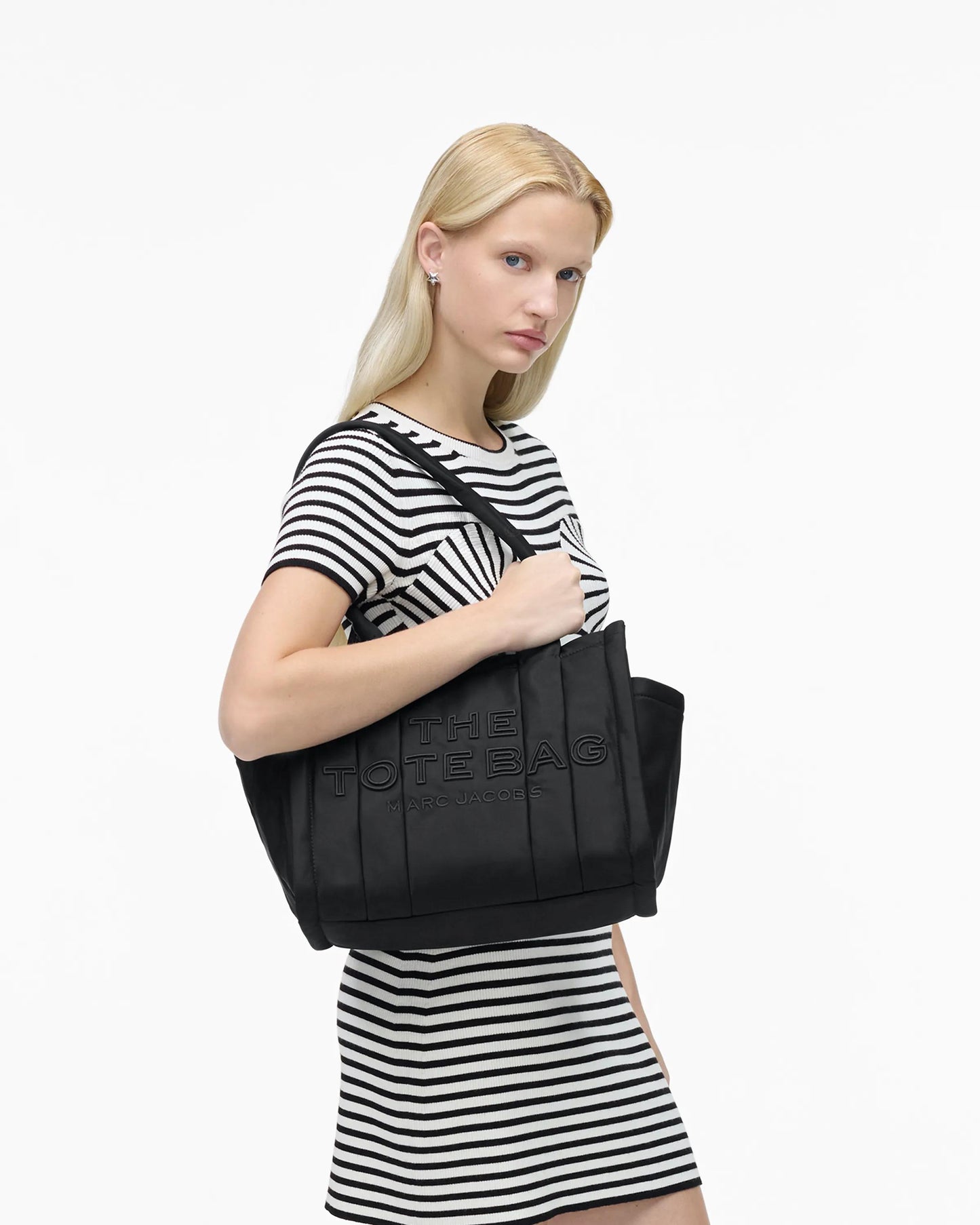 Bolsa Marc Jacobs The Puffy Nylon Medium Tote Bag, Nylon acolchoado, cor Preto, vista lateral | Original Exports