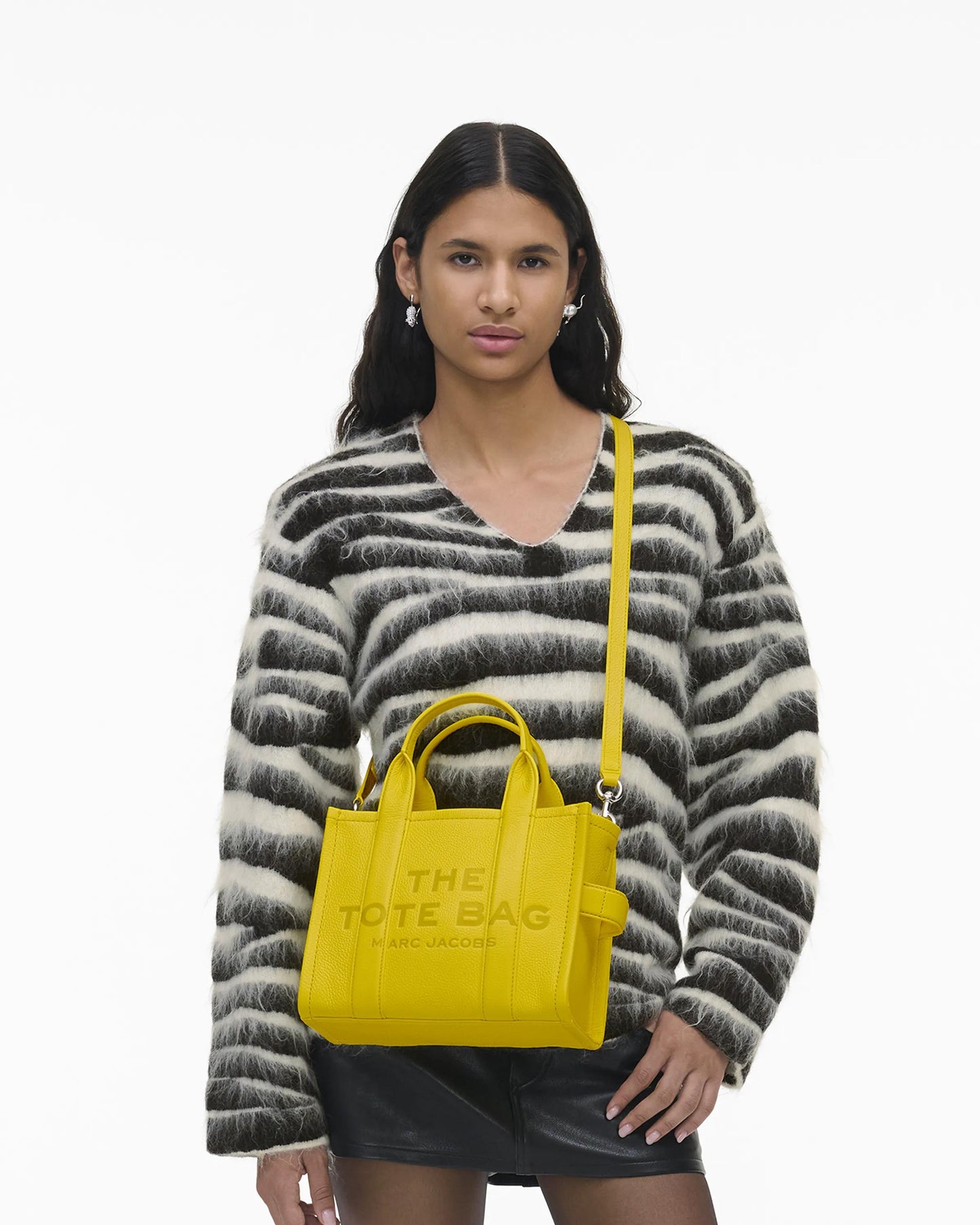 Bolsa Marc Jacobs The Leather Small Tote Bag, Couro Legítimo, cor Amarelo Margarida, vista lateral | Original Exports