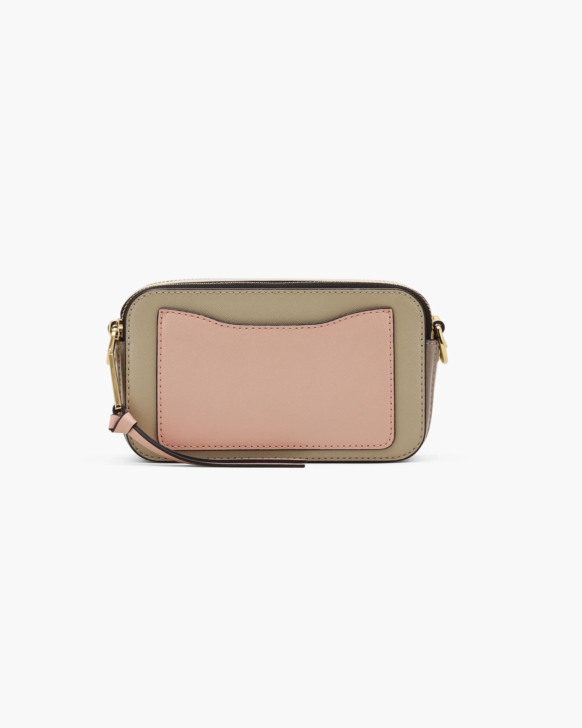 Bolsa Marc Jacobs The Snapshot Jacquard, Tecido Jacquard Estampado, cor Cáqui Multicolor, vista lateral | Original Exports