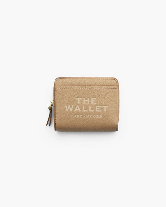Carteira Marc Jacobs The Leather Mini Compact Wallet, Couro Legítimo, cor Camelo, vista frontal | Original Exports