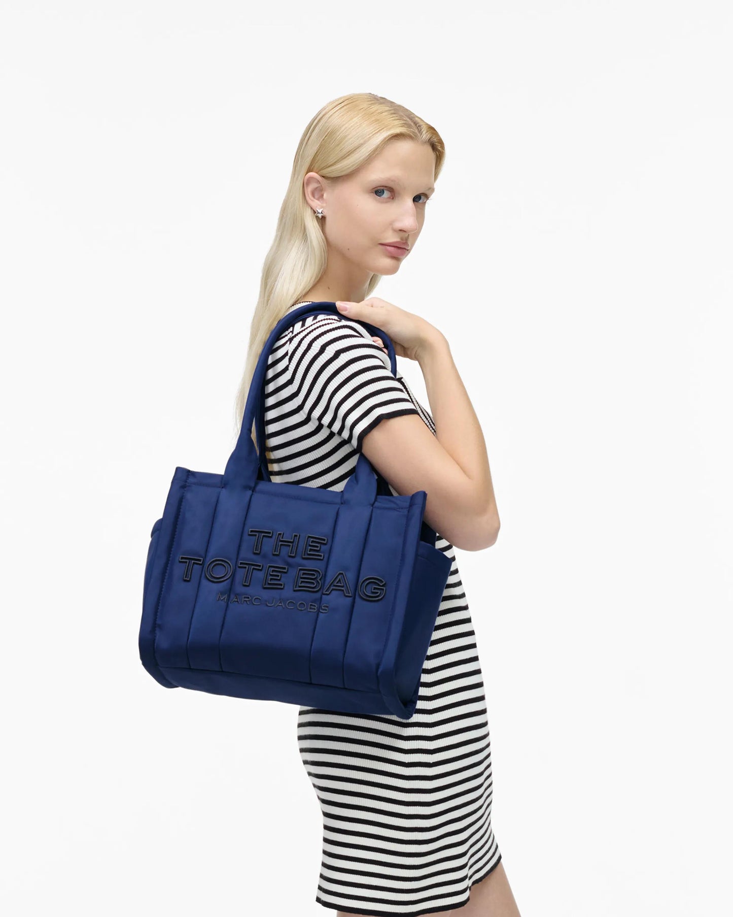Bolsa Marc Jacobs The Puffy Nylon Medium Tote Bag, Nylon acolchoado, cor Azul Mar, vista lateral | Original Exports