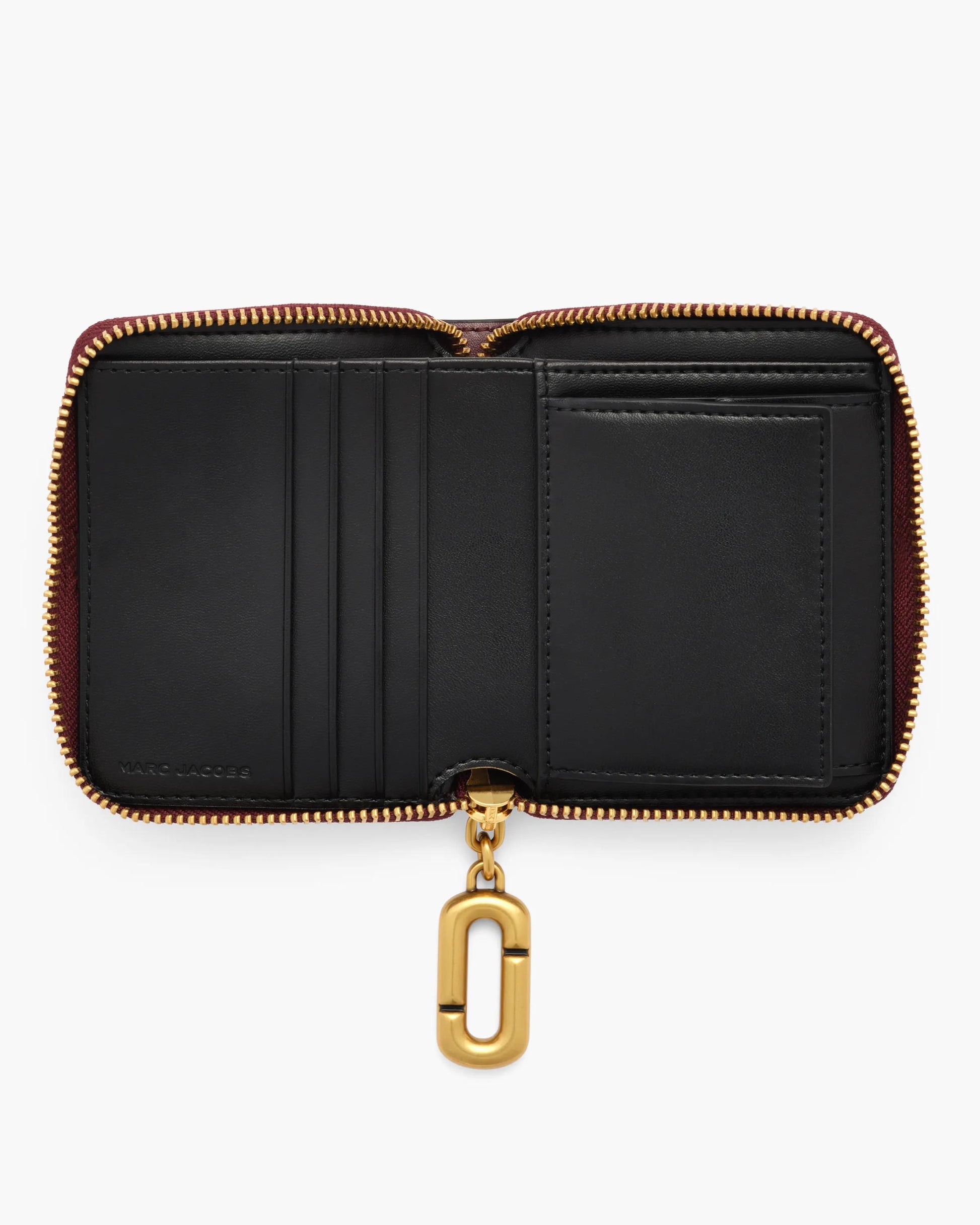 Carteira Marc Jacobs Scene Slim Compact Wallet, Couro Legítimo Liso, cor Vinho Tinto Escuro, vista lateral | Original Exports