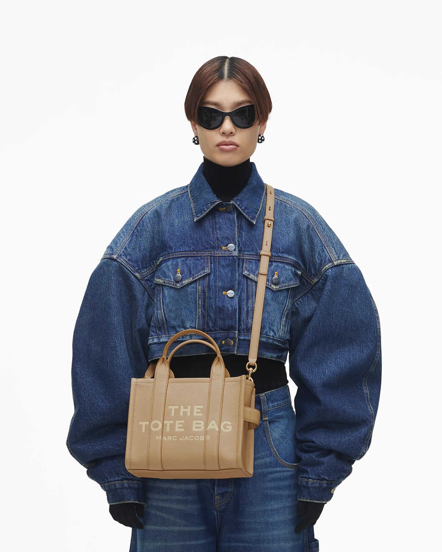 Bolsa Marc Jacobs The Leather Small Tote Bag, Couro Legítimo, cor Camelo, vista lateral | Original Exports