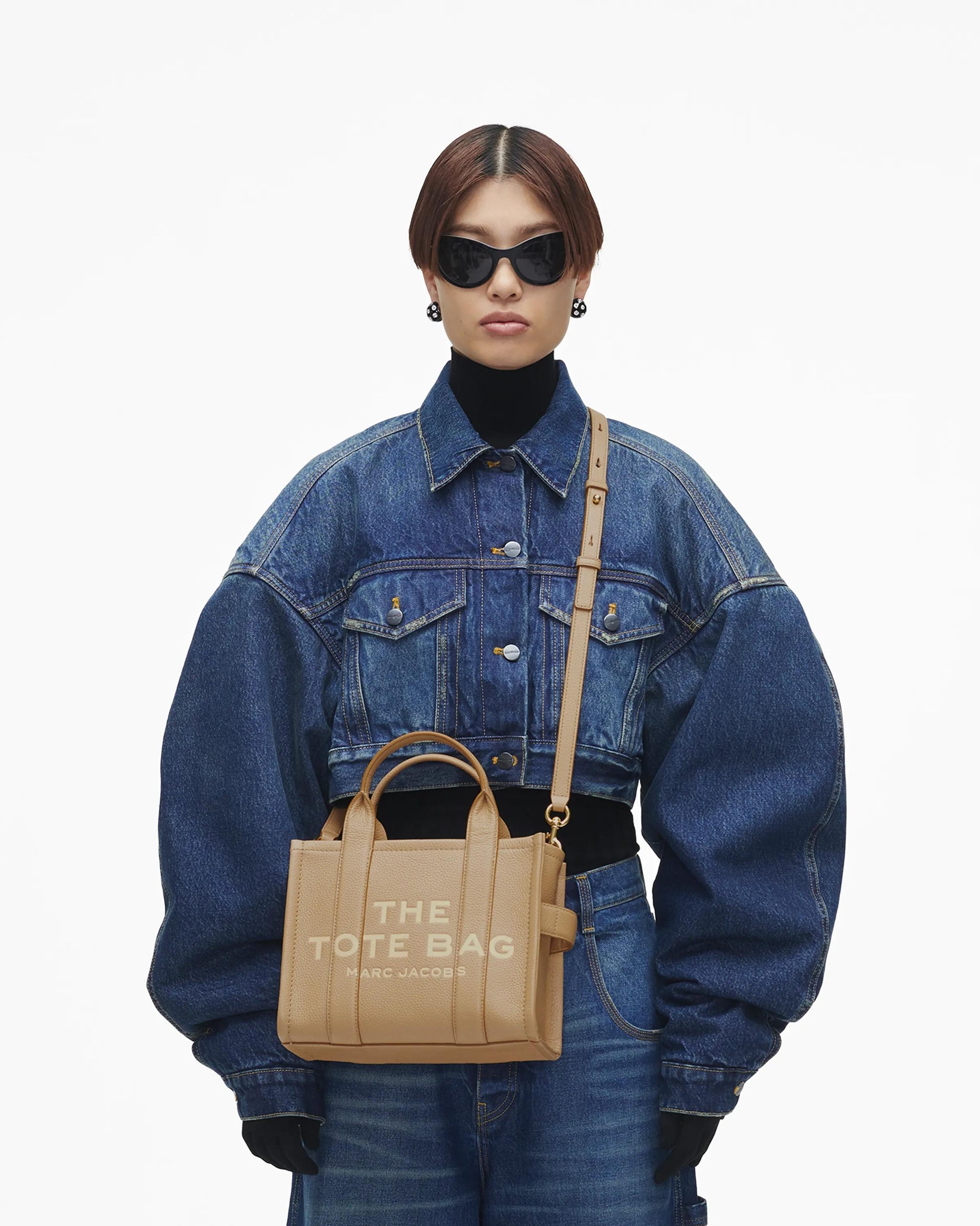 Bolsa Marc Jacobs The Leather Small Tote Bag, Couro Legítimo, cor Camelo, vista lateral | Original Exports