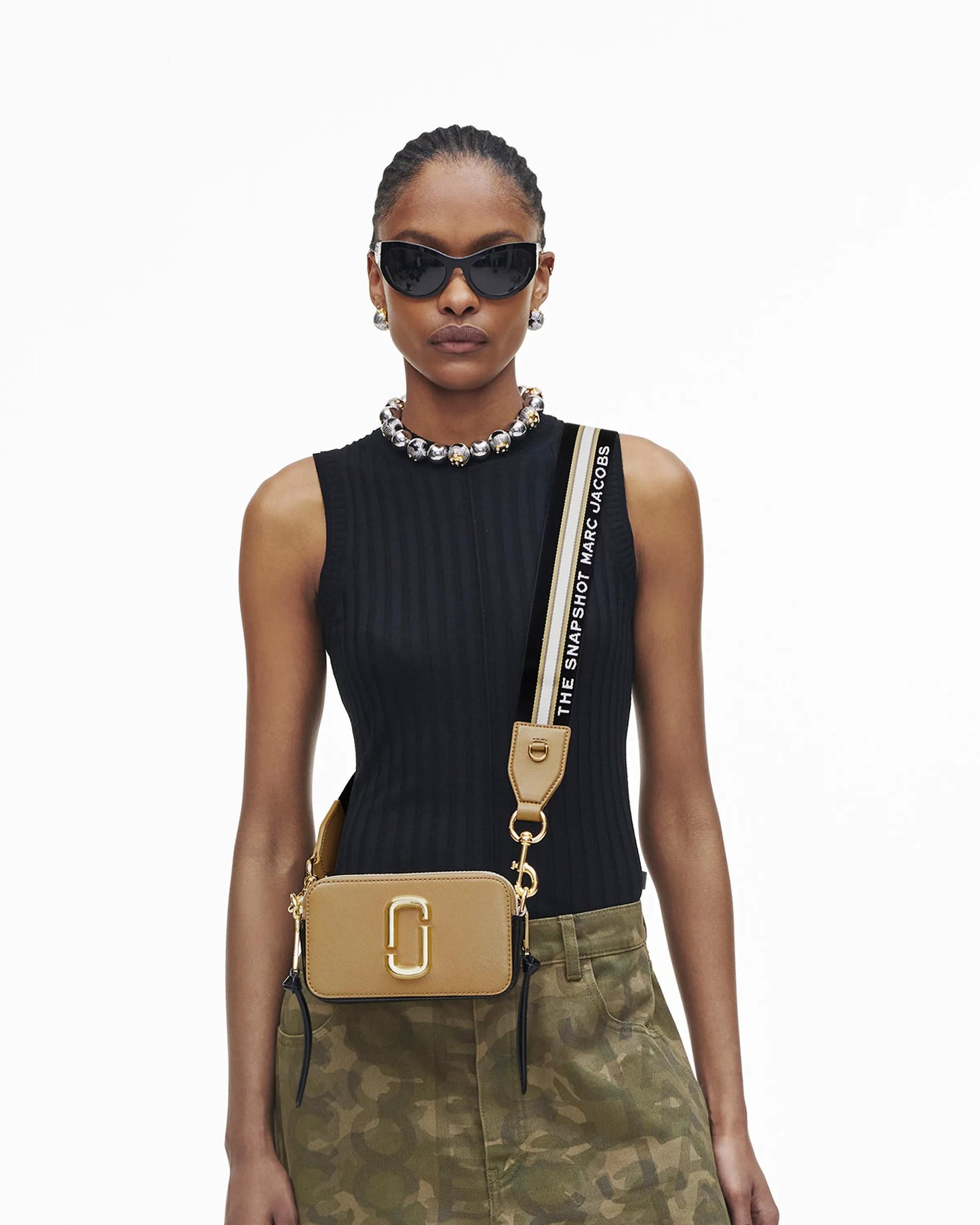 Bolsa Marc Jacobs The Snapshot Jacquard, Tecido Jacquard Estampado, cor Camelo Multicolor, vista lateral | Original Exports