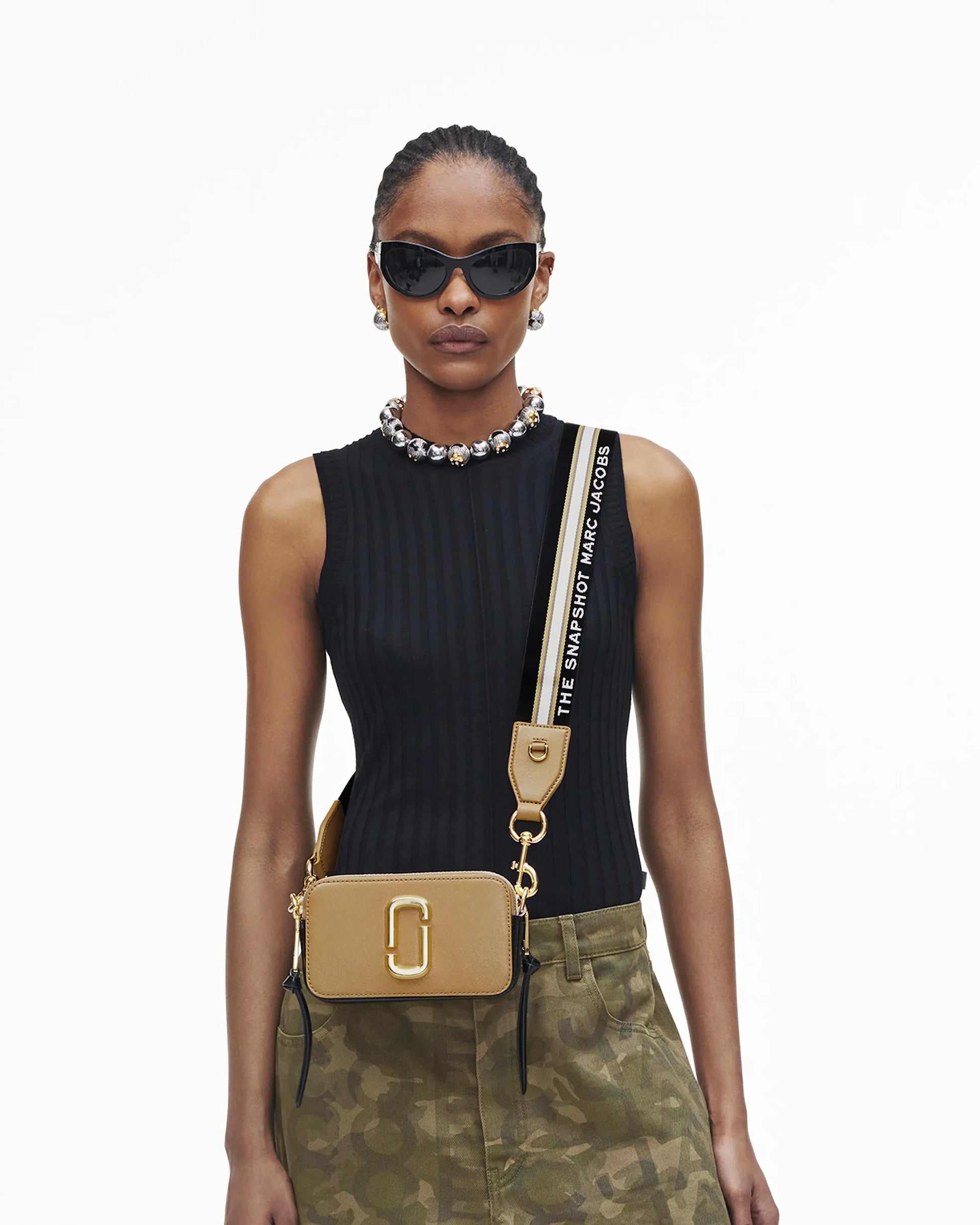 Bolsa Marc Jacobs The Snapshot Jacquard, Tecido Jacquard Estampado, cor Camelo Multicolor, vista lateral | Original Exports
