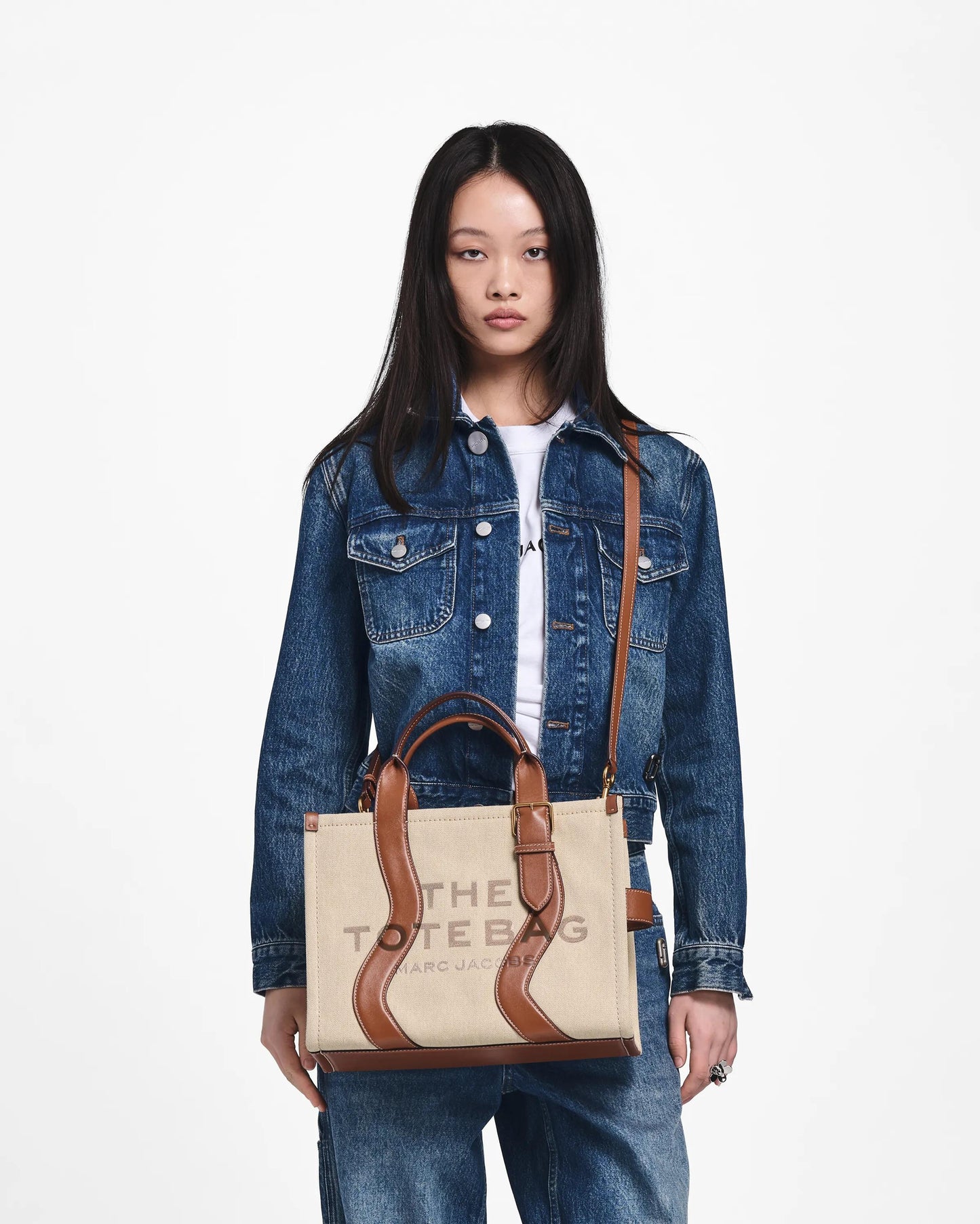 Bolsa Marc Jacobs The Wavy Canvas Medium Tote Bag, Lona de Algodão com acabamento em couro, cor Beige/Óleo de Argan, vista lateral | Original Exports
