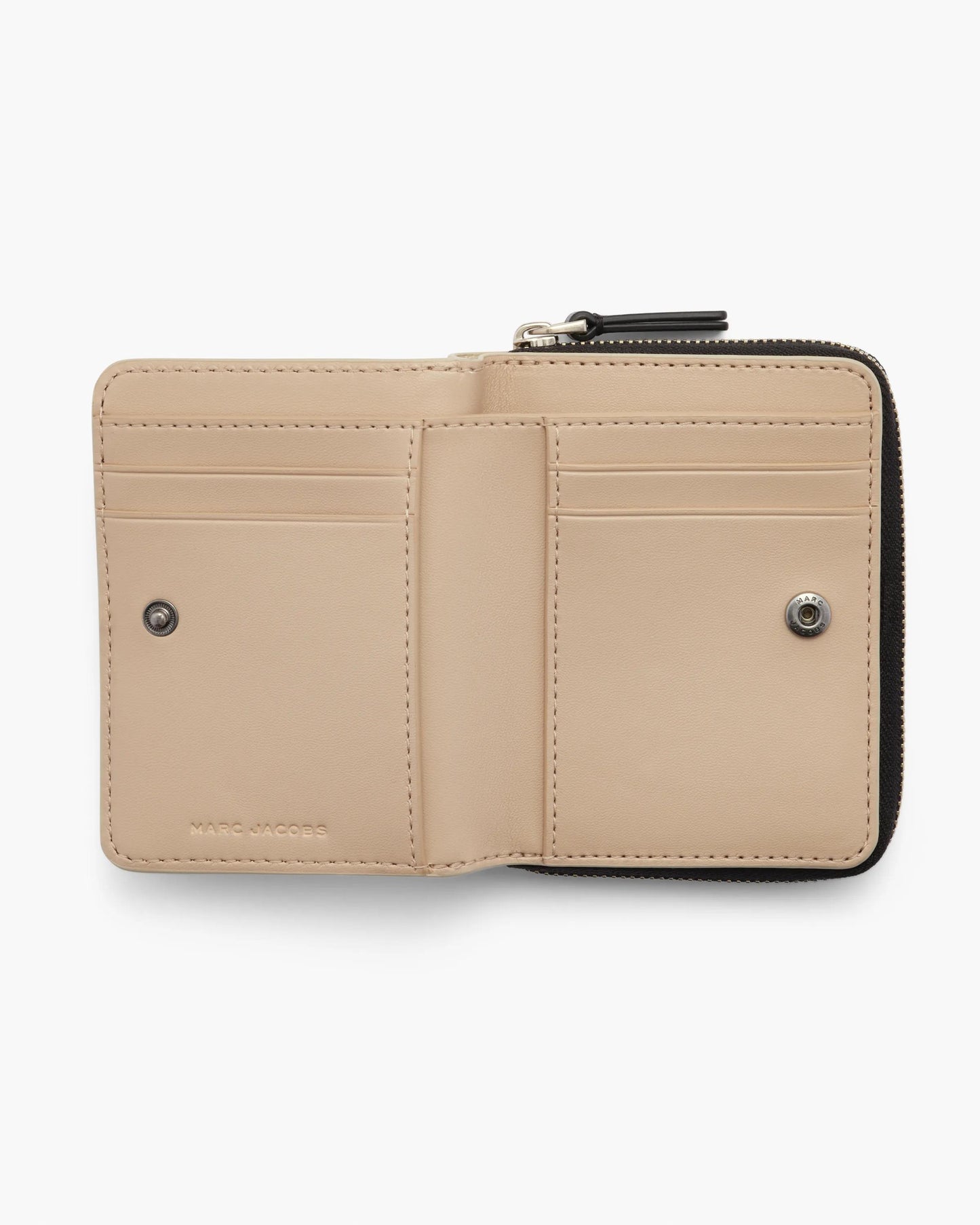 Carteira Marc Jacobs The Camp Patchwork Mini Compact Wallet, Couro Martelado, cor Branco Nuvem Multicolor, vista lateral | Original Exports