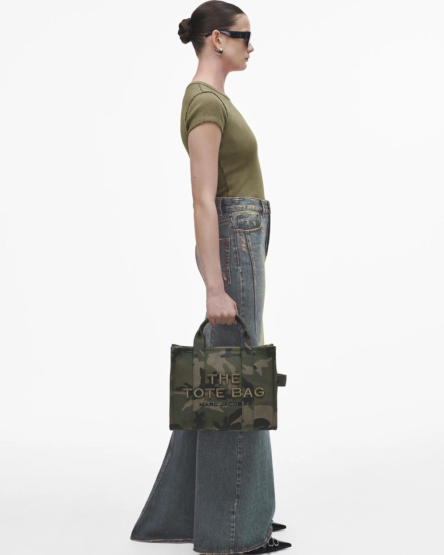 Bolsa Marc Jacobs The Camo Jacquard Medium Tote Bag, Jacquard Camuflado, cor Camuflado Multicolor, vista lateral | Original Exports