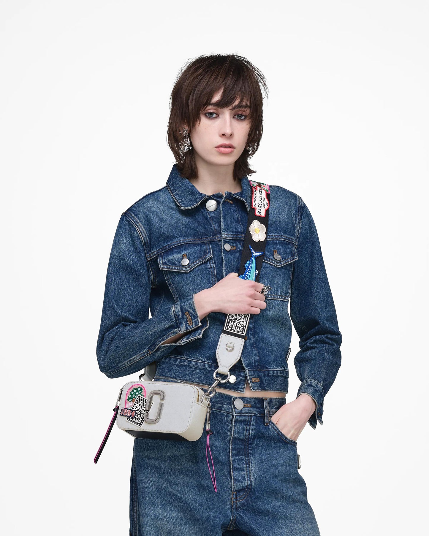 Bolsa Marc Jacobs The Camp Patchwork Denim Snapshot, Jeans com patchwork estilo camping, cor Jeans Claro, vista lateral | Original Exports