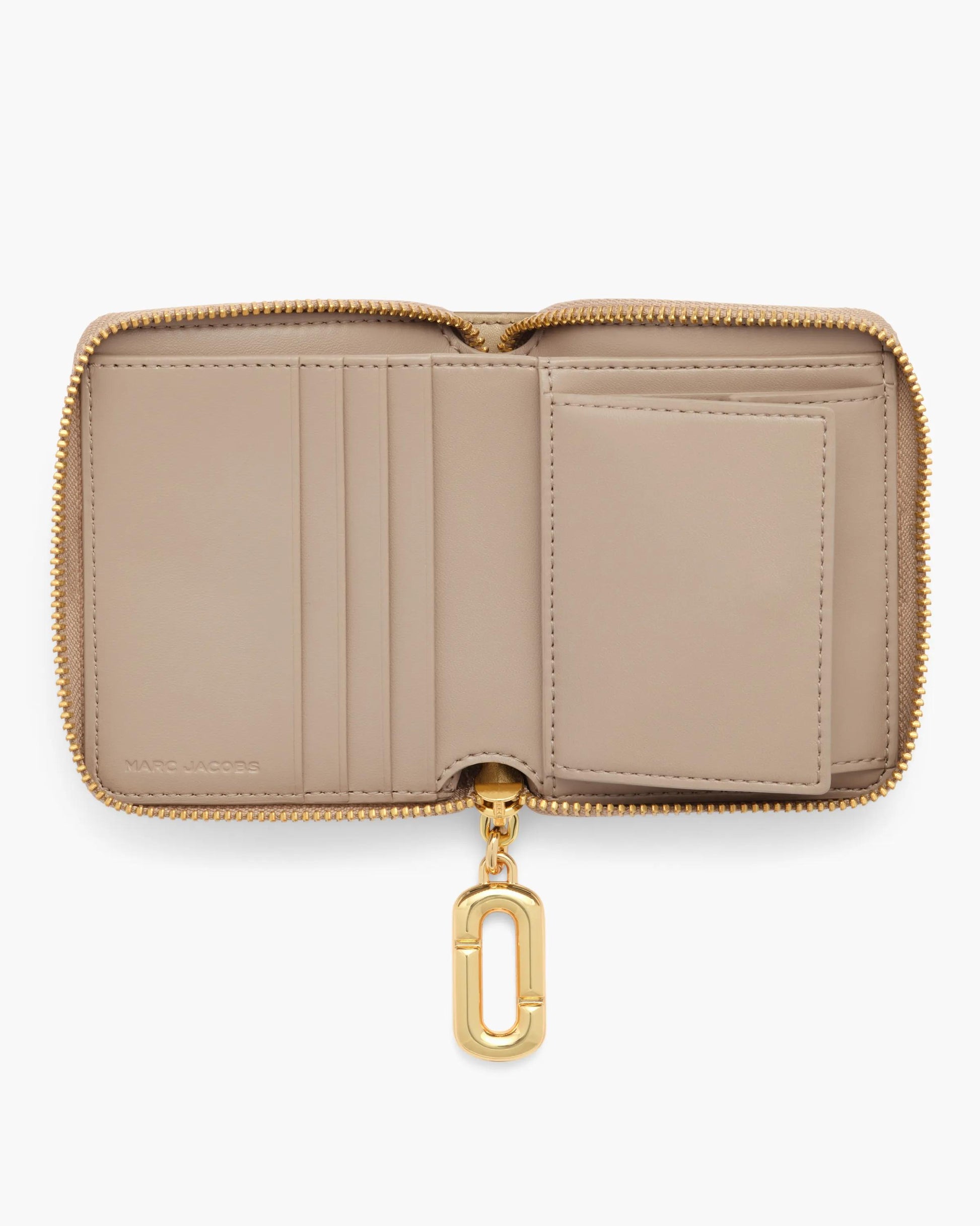 Carteira Marc Jacobs Scene Slim Compact Wallet, Couro Legítimo Liso, cor Ardósia Claro, vista lateral | Original Exports