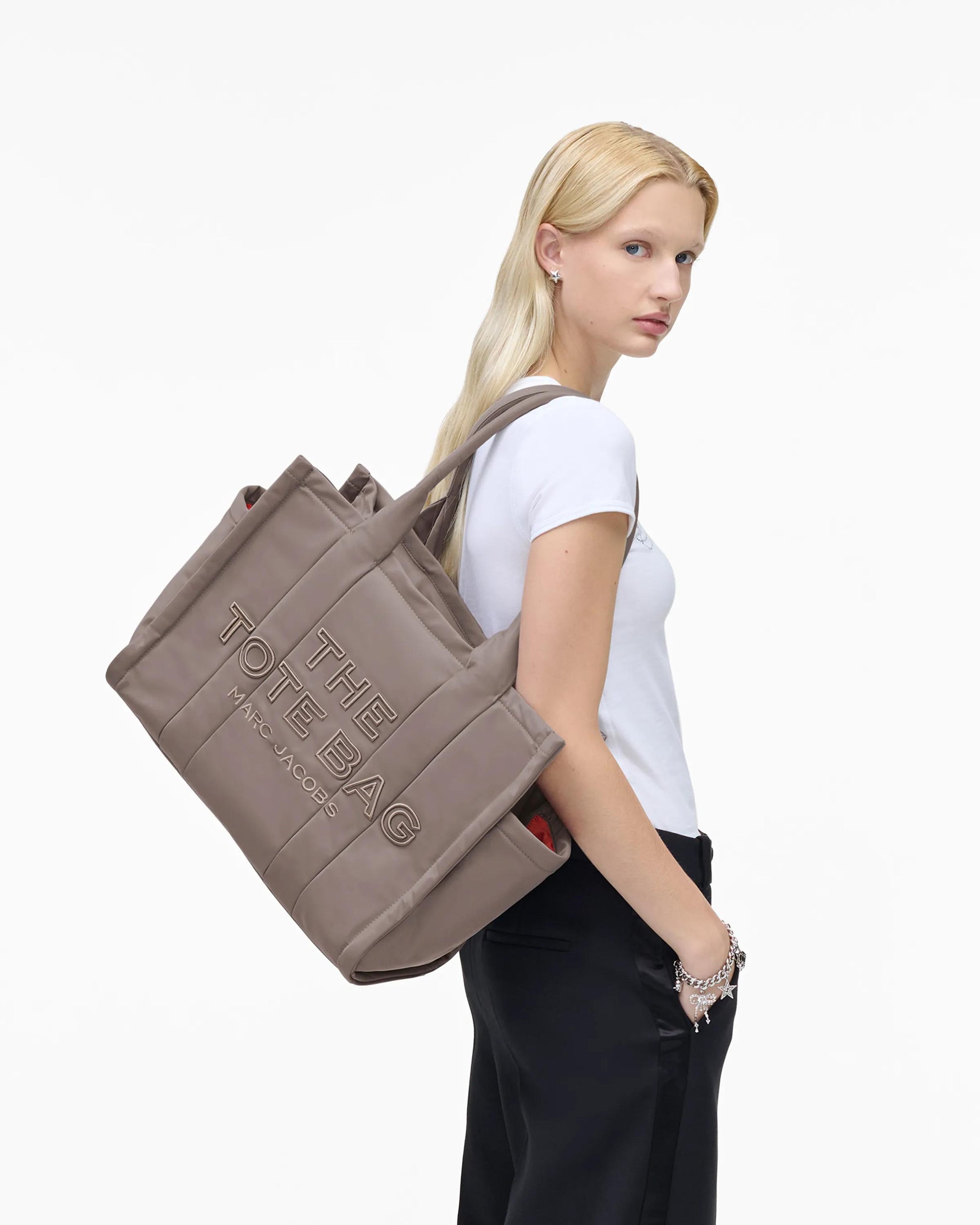Bolsa Marc Jacobs The Puffy Nylon Large Tote Bag, Nylon acolchoado, cor Cimento, vista lateral | Original Exports